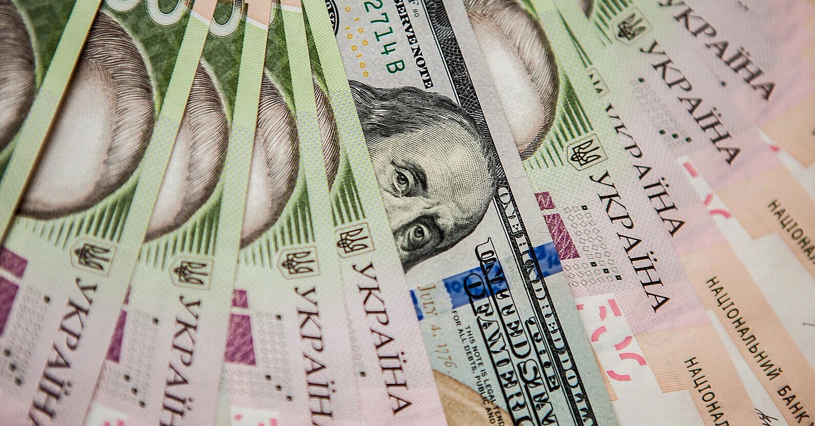 Гривня зміцнилася: на міжбанку курс долара опустився нижче 45