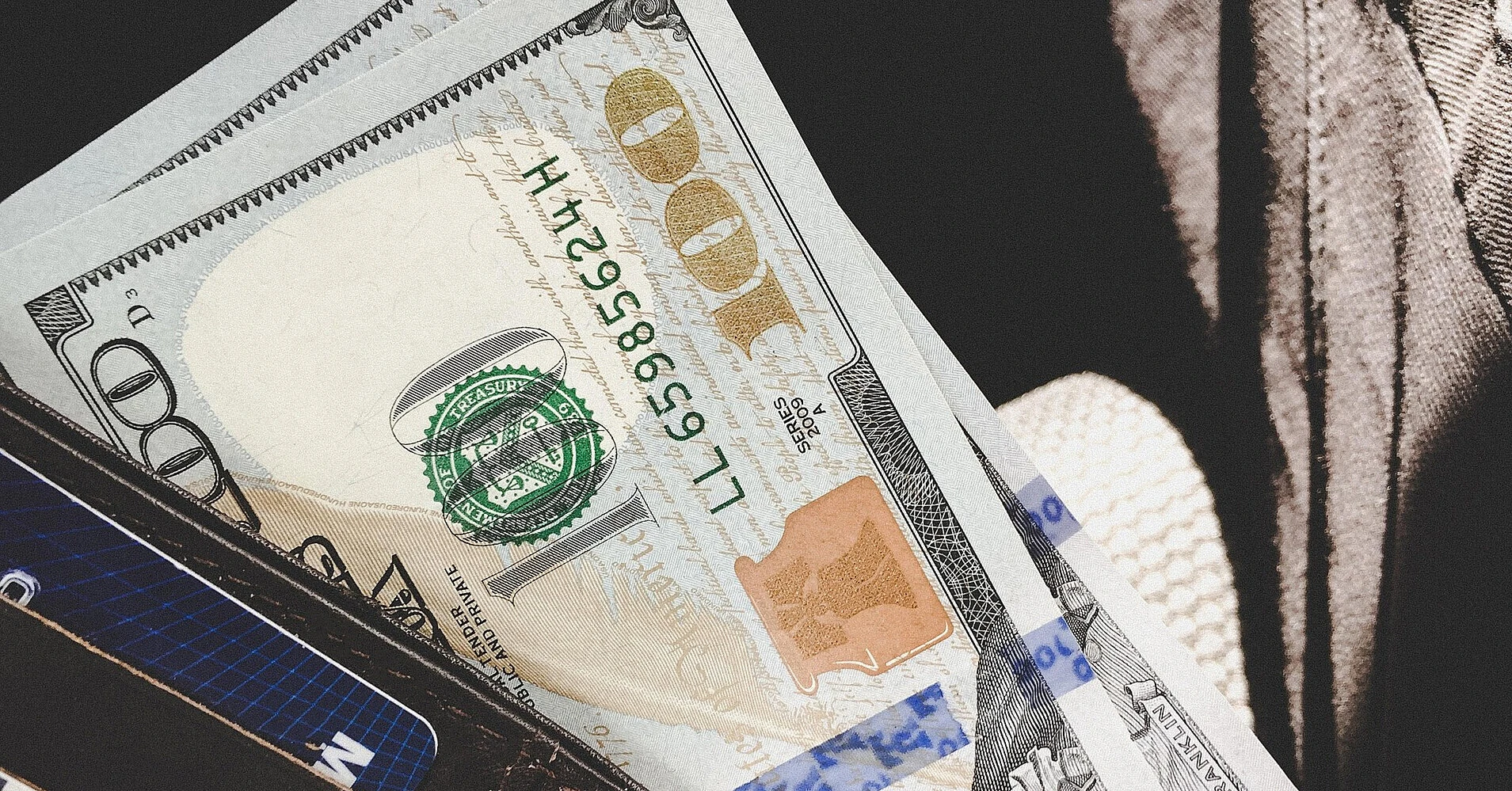 Курс долара наблизився до важливої позначки перед вихідними
