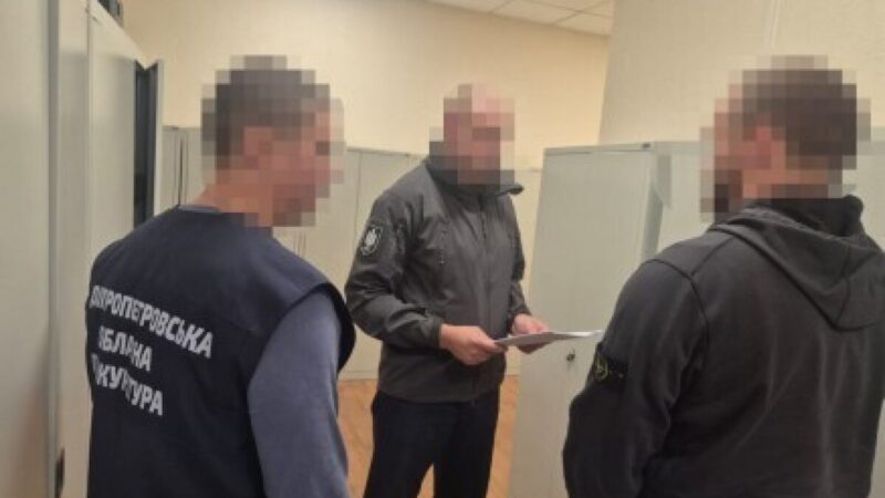 Розбій на суму понад 3 млн грн у криптовалюті та готівці: на Дніпропетровщині затримали трьох поліцейських, двоє з яких обіймають керівні посади
