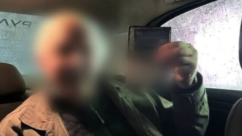 У Дніпрі чоловік загубив документи на зупинці: патрульні розшукали власника втрачених речей