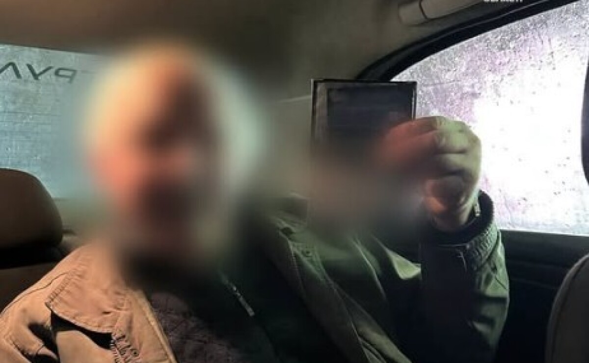 У Дніпрі чоловік загубив документи на зупинці: патрульні розшукали власника втрачених речей