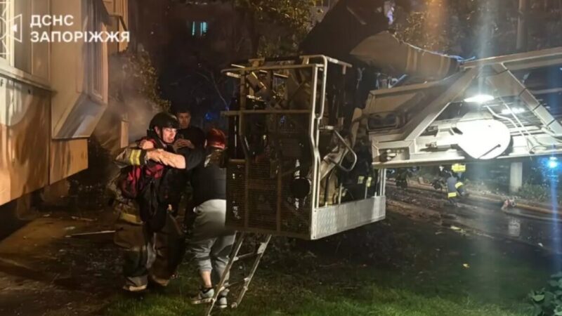 У Запоріжжі внаслідок удару російським БпЛА 5 людей травмовано, ще 11 вдалося врятувати