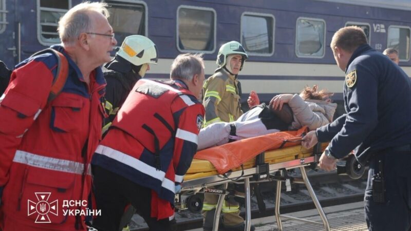 Після удару по вокзалу Дніпра в лікарнях залишаються 11 поранених, серед них дитина
