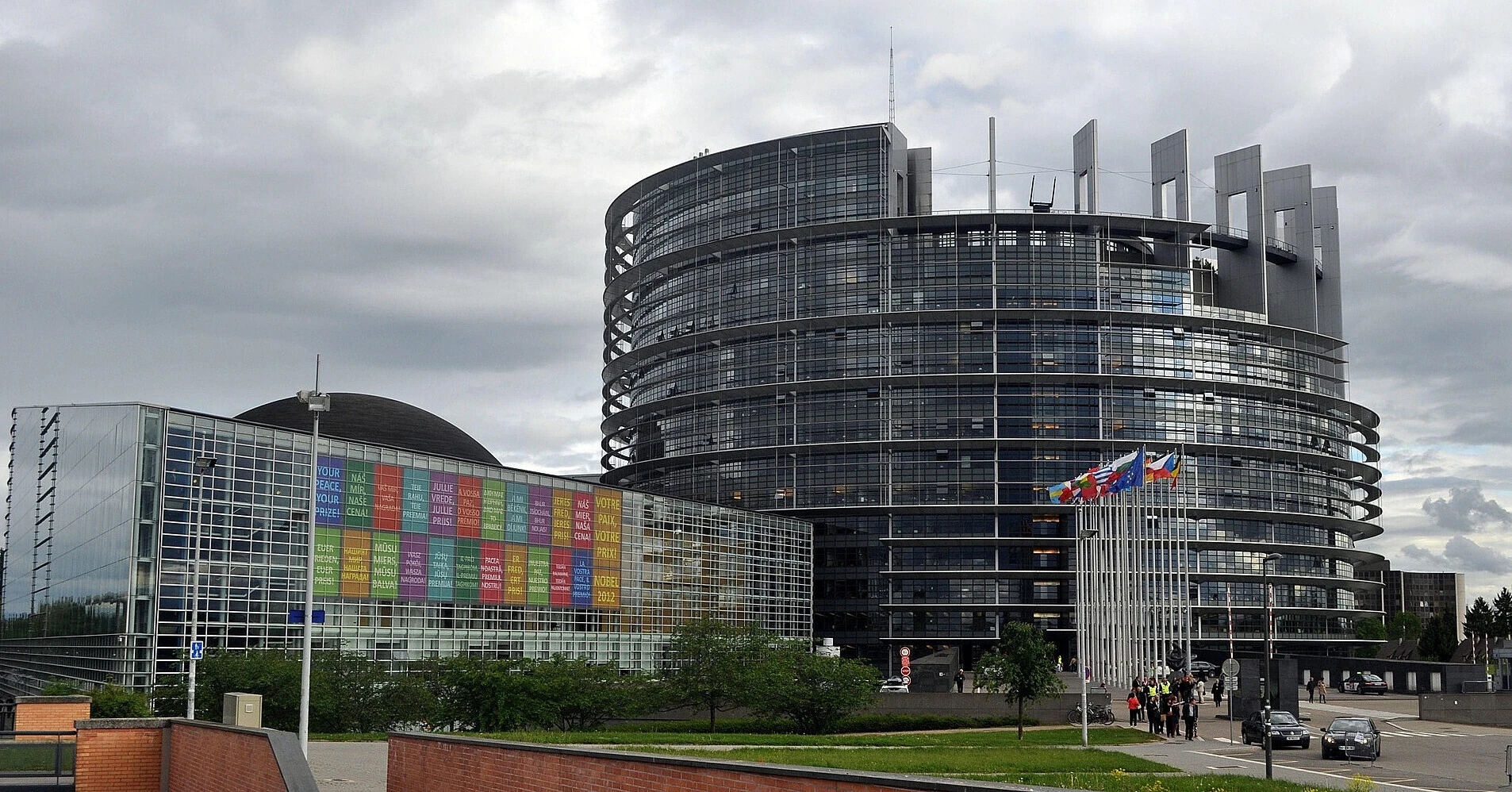 У Європарламенті виставили позолочену статую оголеного Трампа