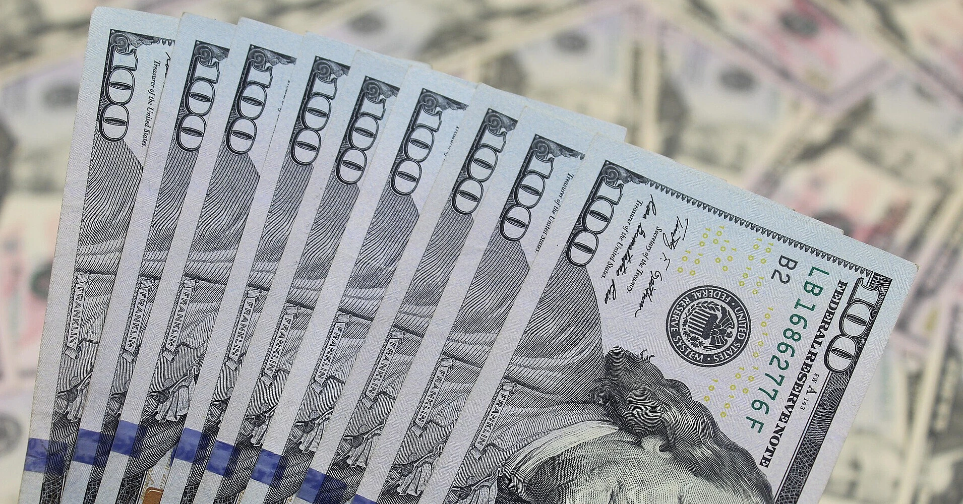 Курс долара продовжив зростання: огляд цін у банках та обмінниках