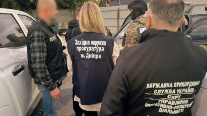 За 11,5 тис доларів організовували незаконне переправлення чоловіків через кордон: двом фігурантам повідомили про підозру