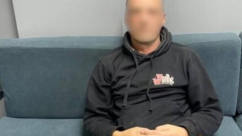 У Кривому Розі поліцейські охорони затримали чоловіка, який пошкодив вітрину магазину