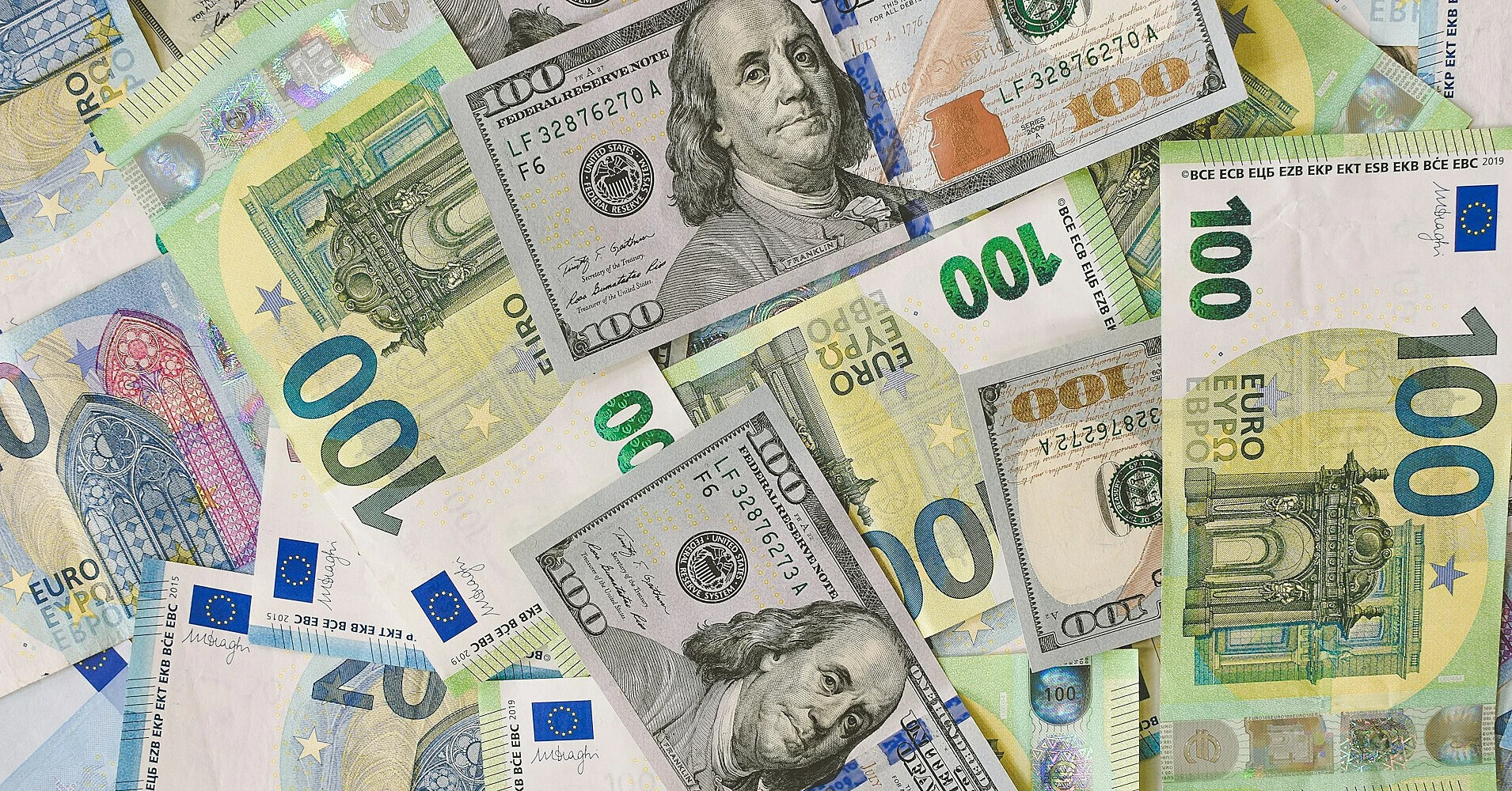 Долар зміцнив позиції в очікуванні сигналів для ФРС