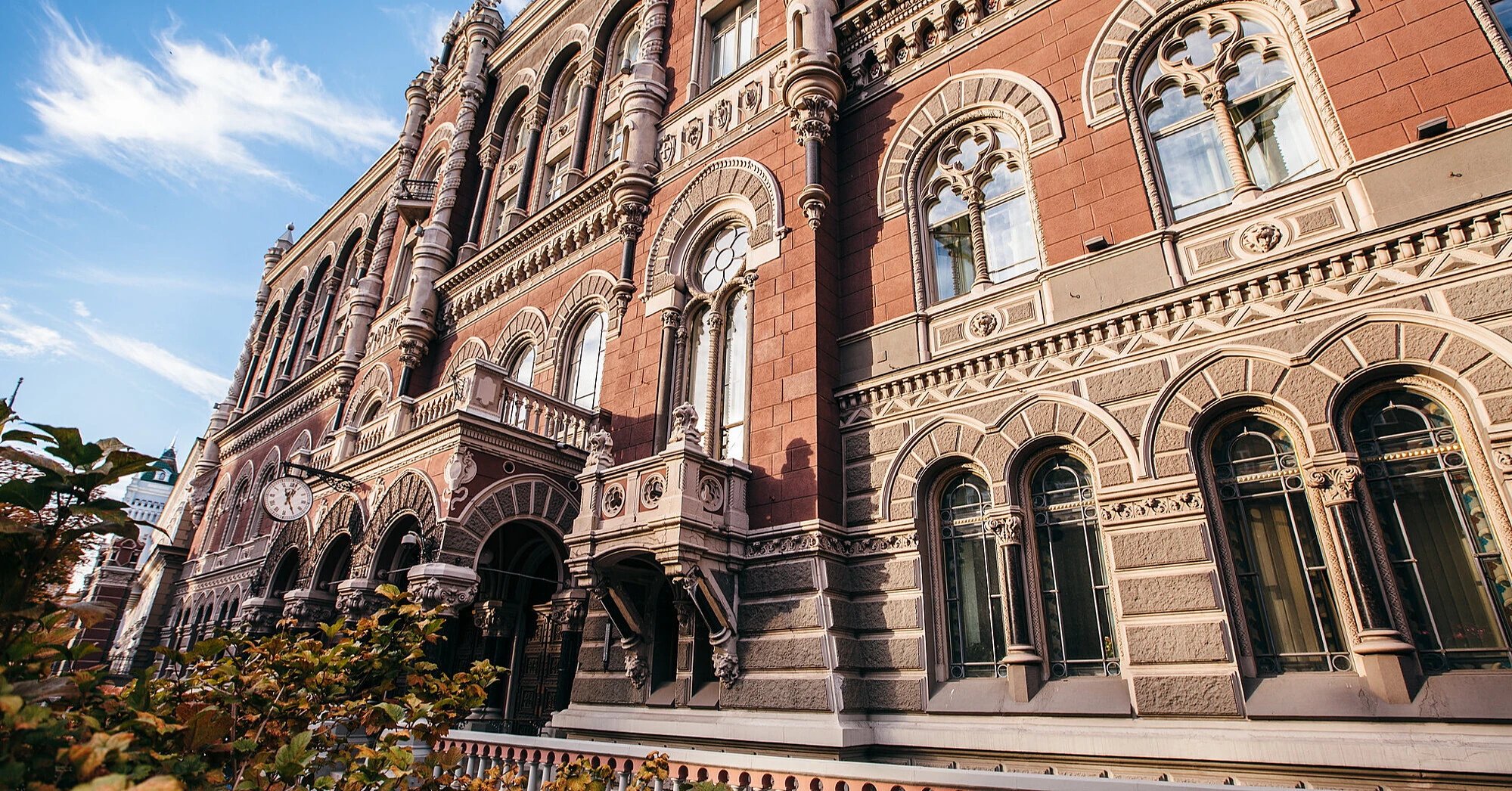 НБУ знизив офіційні курси долара та євро на 15 жовтня