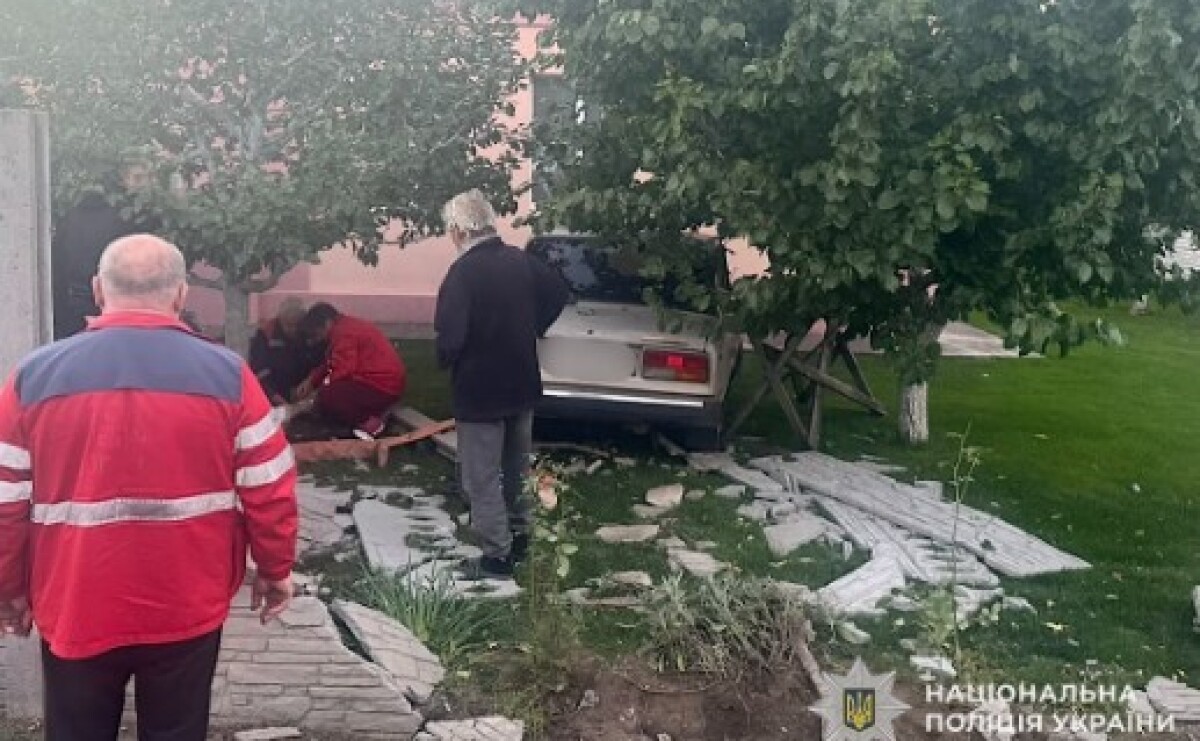 У Апостоловому 19-річний водій не впорався з керуванням та наїхав на чотирьох дітей