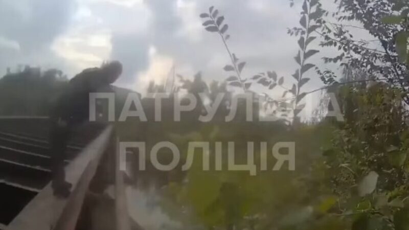 У Кривому Розі врятували чоловіка, який впав із мосту в річку