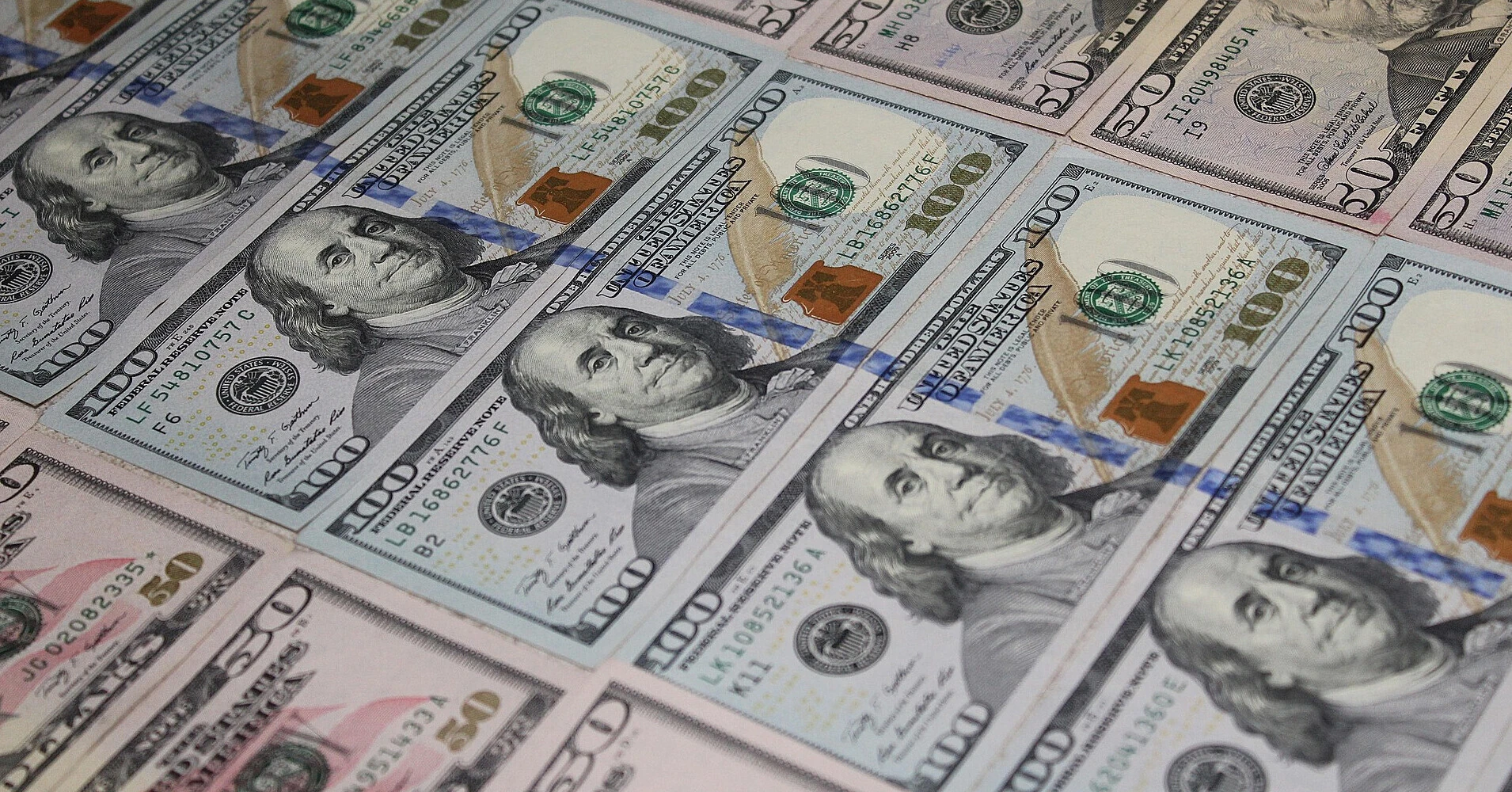 Зростання долара прискорилося: банки та обмінники переписують цінники