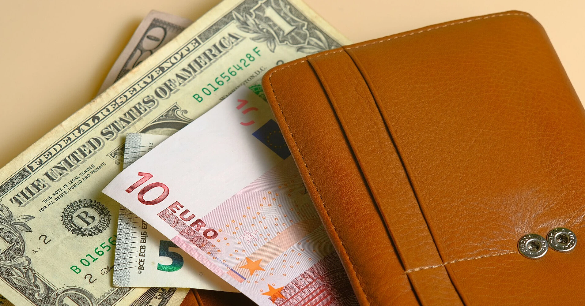 Євро знову оновив річний мінімум на тлі зміцнення долара
