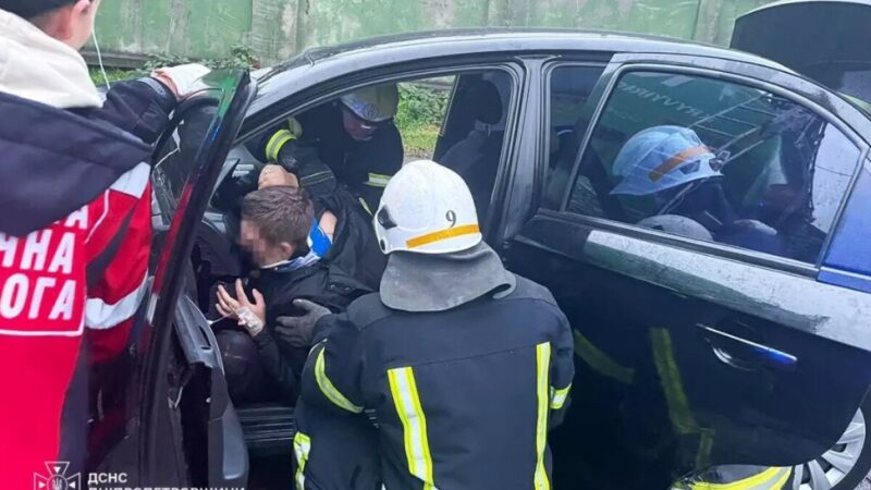 У Кам’янському ЗАЗ Vida зіткнувся з причепом вантажівки: водія затисло в салоні