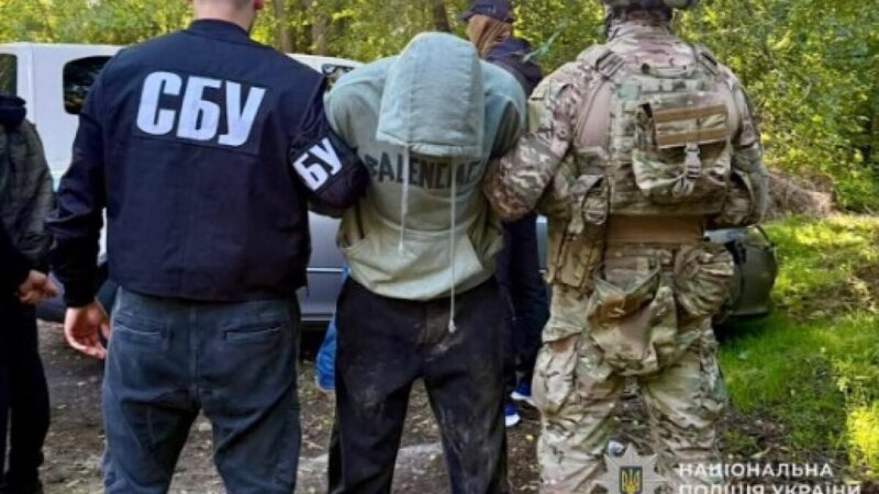 У Дніпрі поліцейські спільно з СБУ викрили чоловіка, причетного до незаконного збуту зброї та боєприпасів