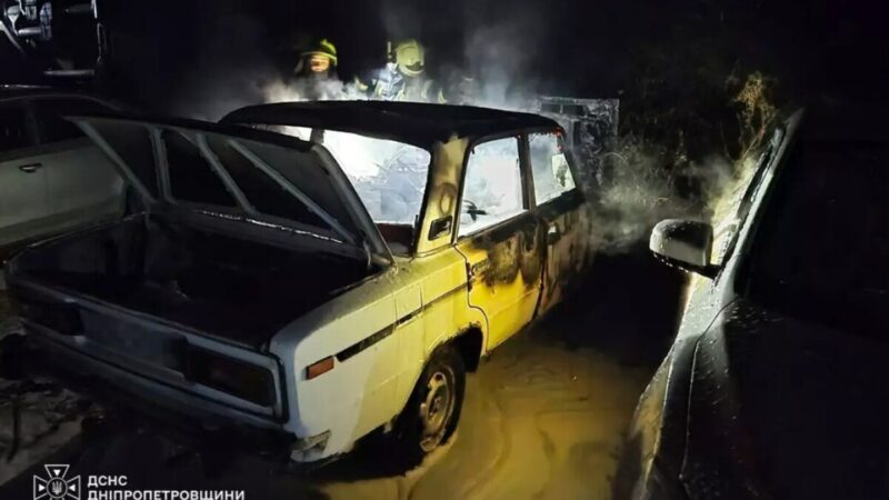 У Дніпрі вночі згоріли два легкові автомобілі