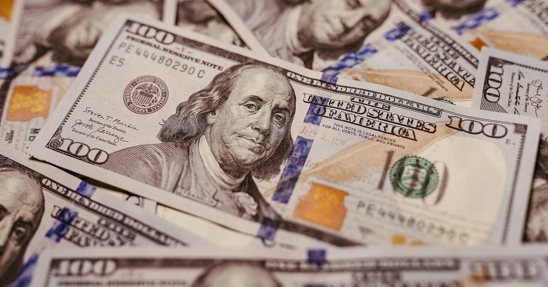 Долар повернувся нижче психологічної межі після активних продажів НБУ